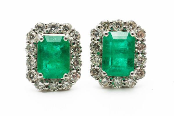 A PAIR OF EMERALD AND DIAMOND EARRINGS (3)