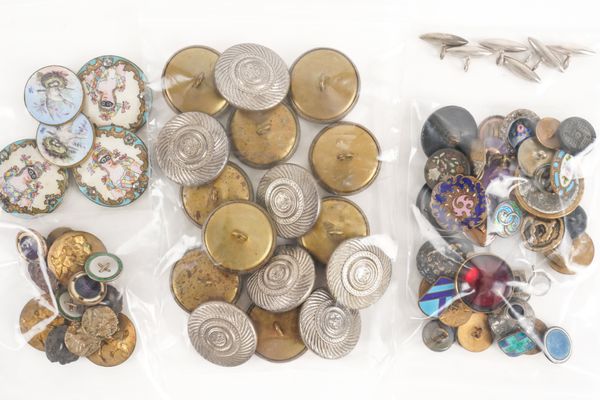 A GROUP OF BUTTONS (QTY)