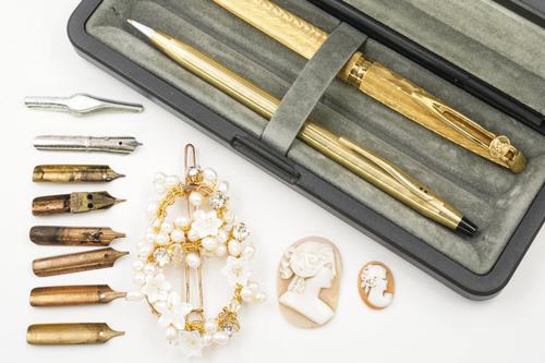 A WATERMAN C/F GILT METAL CASED FOUNTAIN PEN AND FURTHER ITEMS (QTY)