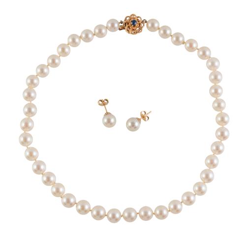 A CULTURED PEARL NECKLACE WITH MATCHING EAR STUDS (3)
