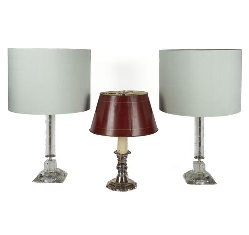 A PAIR OF GLASS AND WHITE METAL MOUNTED TABLE LAMPS AND A DESK LAMP (3)