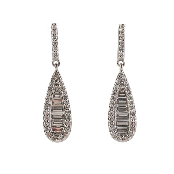 A PAIR OF DIAMOND DROP EARRINGS