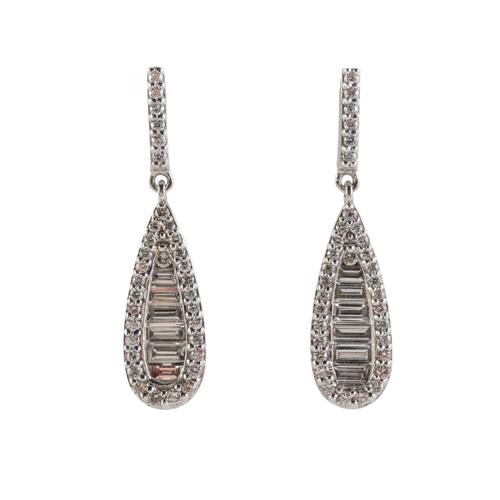 A PAIR OF DIAMOND DROP EARRINGS