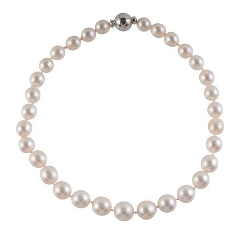A CULTURED SOUTH SEA PEARL NECKLACE