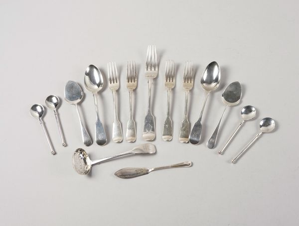 A GROUP OF SILVER AND PLATED FLATWARE (QTY)