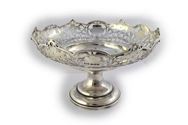 A silver fruit stand of shaped circular form with pierced decoration, within a shaped rim, raised on a circular foot, Sheffield 1927, 535gms.