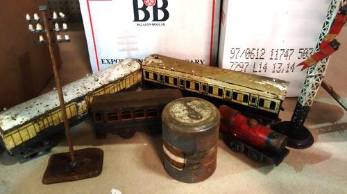 A quantity of '0' gauge track and carriages. (qty)