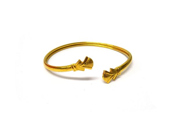 A gold bangle, with decorated terminals, detailed indistinctly 916, weight 10.4 gms.