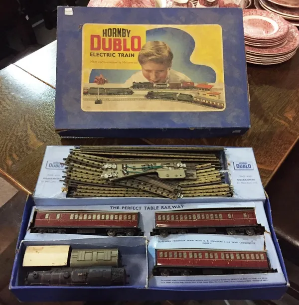 A quantity of collectables, including; a Hornby "Dublo" train set, pewter plate, candlesticks, glass bowl and sundry. (qty)