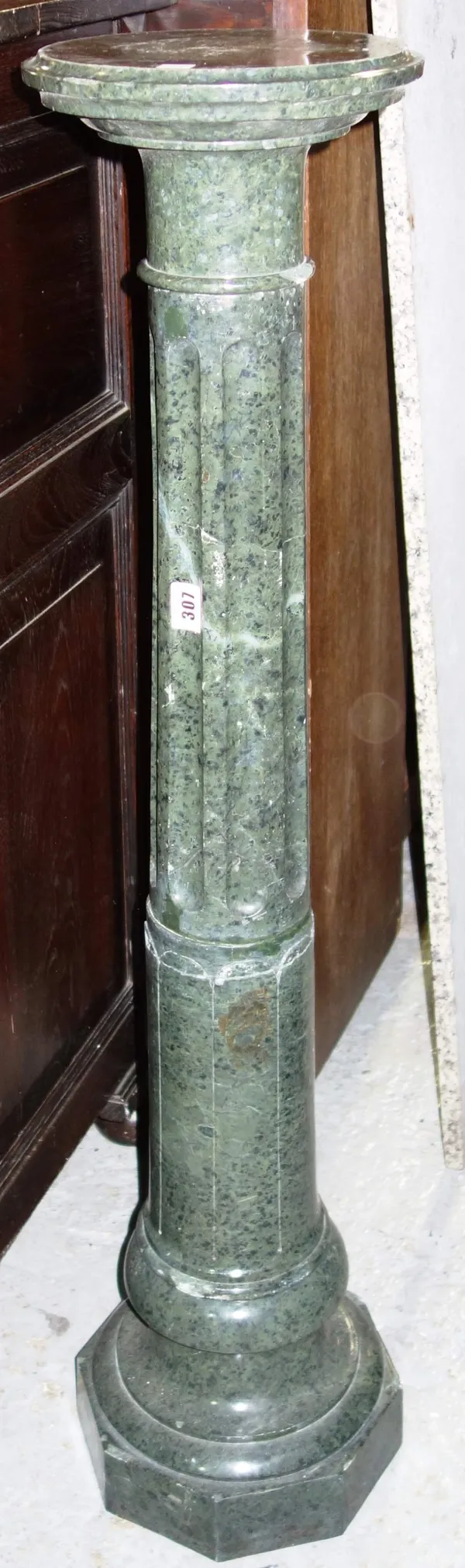 A green marble jardiniere stand (a.f).