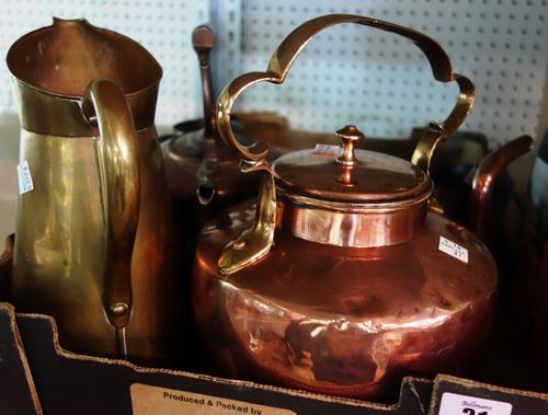 A quantity of metalware collectibles including copper kettles, pewter tankards and sundry. (qty)