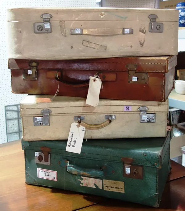A group of four vintage suitcases. (4)