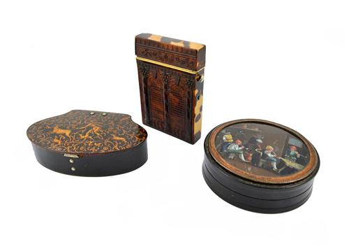 A Continental tortoiseshell and ivory strung visiting card case, 19th century, carved to each side with a Georgian balcony (8.5cm high), a circular to