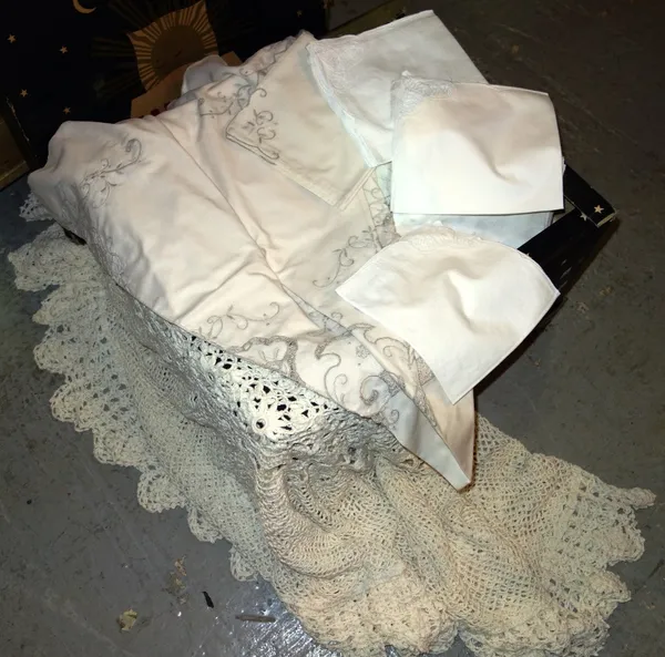 A quantity of early 20th century linen and lace. (qty)