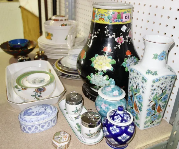 A quantity of ceramics including 20th century Oriental items, Wedgewood plates, Worcester plates and sundry.