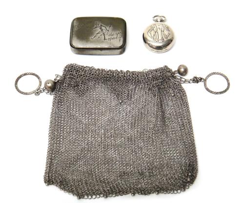 A Victorian silver sovereign case, monogram engraved, Birmingham 1892, a plated rectangular vesta case and a foreign chain mesh bag, fitted with oval