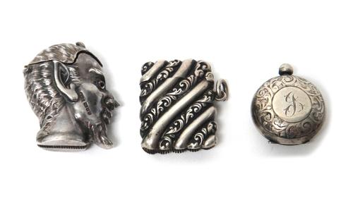 A silver sovereign case, having feathered scroll engraved decoration, (the suspension loop lacking), Birmingham 1912, a Victorian silver vesta case, d