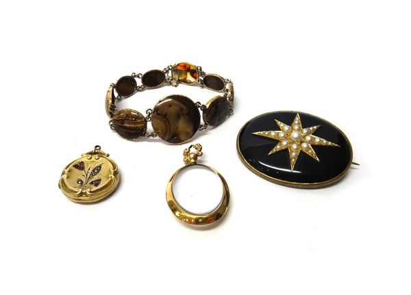 A vary coloured brown agate link bracelet, a black onyx and half pearl set oval brooch, having a starburst motif, a 9ct gold mounted oval pendant lock