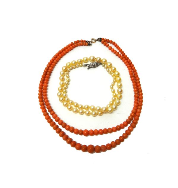 A quantity of vary coloured butterscotch coloured loose amber beads, gross weight 66 gms, a two row necklace of graduated coral beads, on a boltring c