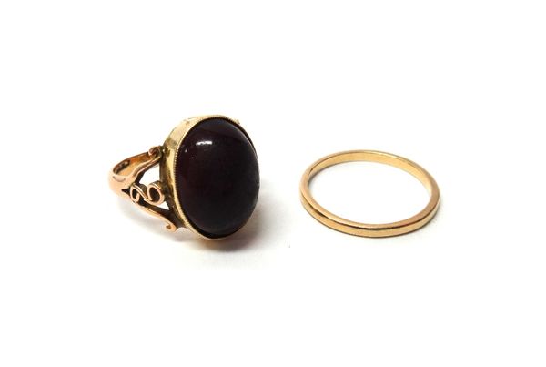 A gold ring, mounted with an oval paste imitating carbuncle garnet, between split shoulders, ring size P and a 9ct gold wedding ring, ring size O, (2)