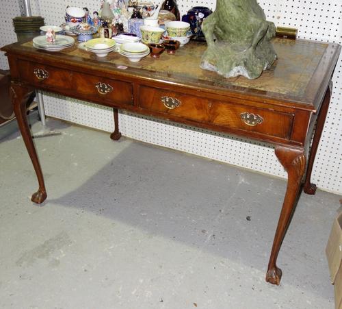 A reproduction walnut leather top writing table, 121cm wide.