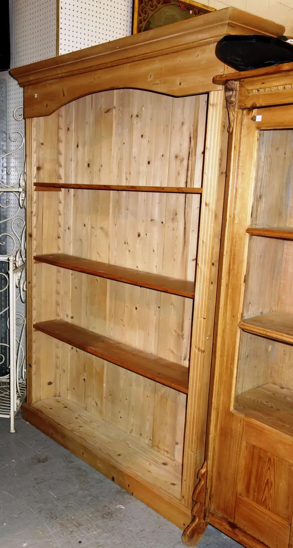 A large 20th century pine bookcase, 137cm.