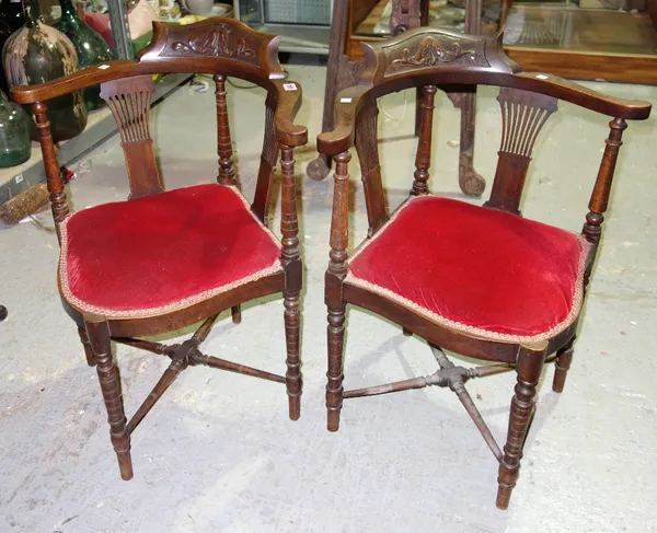 A pair of Edwardian walnut corner chairs. (2)