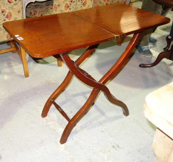 A George III mahogany coaching table with turned supports, 90cm wide open.