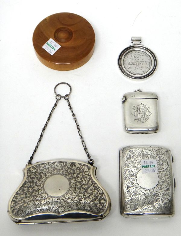 A lady's silver purse, having foliate engraved decoration, fitted with a carrying chain, Birmingham 1920, a rectangular silver cigarette case, Birming