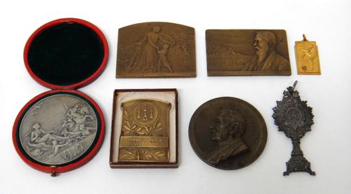 A French silver medallion, detailed Societe D'Oceanographie Du Golfe De Gascogne Bordeaux, cased, four further bronze mostly French medallions and pla