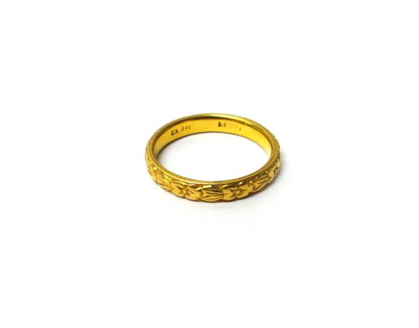 A gold wedding ring, with floral decoration, detailed 22 CT, ring size P, weight 5.5 gms.