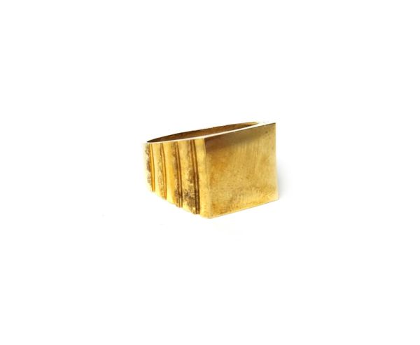 A gentleman's 9ct gold square signet ring, decorated with partly textured banded shoulders, ring size V and a half, weight 12.8 gms, with a case.