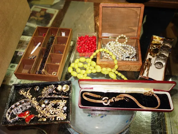 A mixed quantity of costume jewellery.   CAB