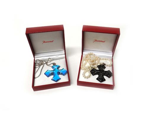A Baccarat mirrored grey glass pendant cross, fitted to a freshwater cultured pearl necklace, with a magnetic clasp and a Baccarat iridescent glass pe