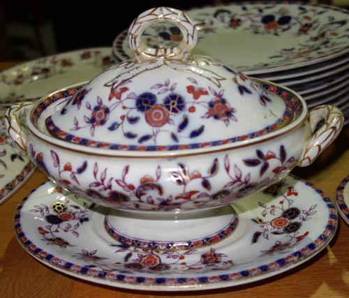 An extensive Wedgwood Indian pattern part dinner service.   I4