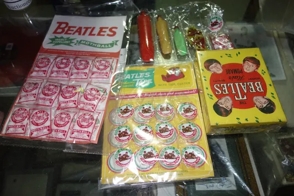 A quantity of Beatles advertising collectables. CAB