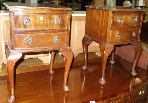 A pair of mahogany bowfront bedside tables, modern (2).   G4