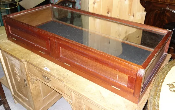 A 20th century mahogany rectangular table top display case  D5
