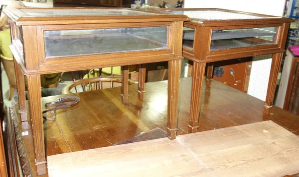 A pair of 20th century mahogany low glazed bijouterie tables. (2)  C8