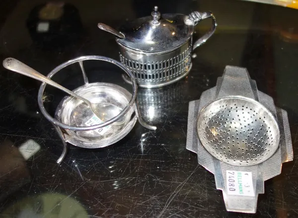 A group of silver wares, comprising; a drum shaped mustard pot with pierced decoration, London 1910, and two silver condiment spoons, together with a