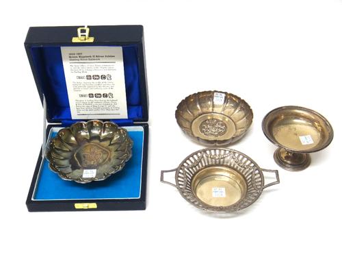 Silver, comprising; a shaped circular dish, commemorating The Silver Jubilee of Queen Elizabeth II 1977, with a case, a shaped circular dish, engraved