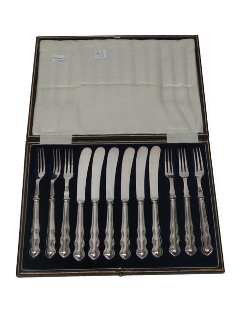 Victorian and later plated wares, comprising; six pairs of dessert or fruit knives and forks, a dessert serving spoon and fork, a set of six tea knive