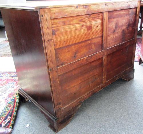 A silver circular hinge lidded box, decorated with reeded bands and with a folding catch, in the early 18th century taste, London 1912, diameter 9.3cm