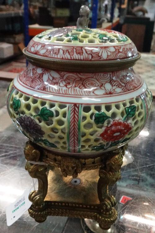 A Samson pot pourri bowl and cover, early 20th century, on an ormolu base, the bowl and cover decorated with flowers against a pierced ground , the st