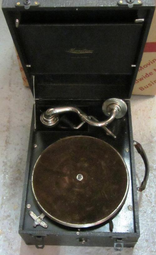 One salmanazar 1997 Chateauneuf du Pape Domaine du Pegau, 9000ml.