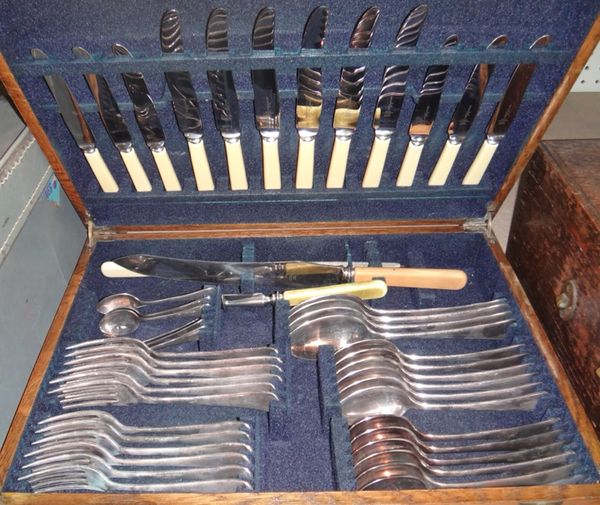 A silver plated canteen of cutlery in an oak box.