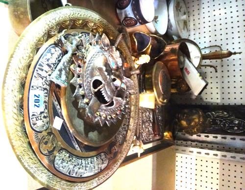 A quantity of assorted metalware collectables, including copper, brass and sundry.