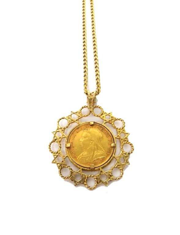 A Victoria old head sovereign 1893, in a 9ct gold pendant mount, decorated with a pierced border, on a gold faceted curb link neckchain, with a boltri