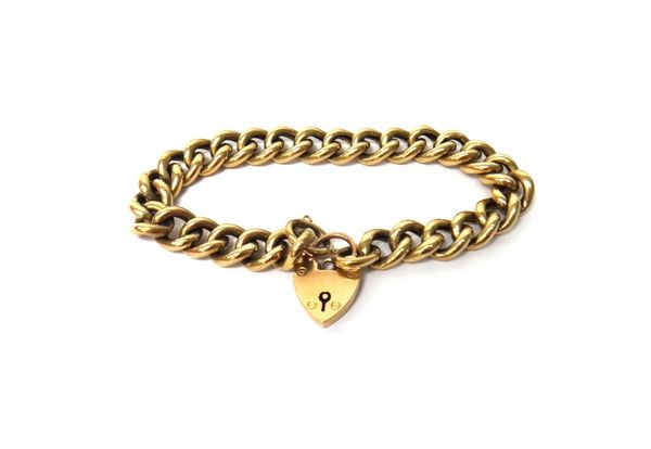 A gold curb link bracelet, on a gold heart shaped padlock clasp, detailed 9 CT, weight 13.6 gms.