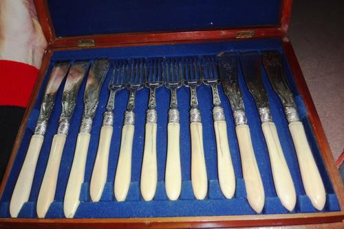 A cased set of silver plated fish servers.